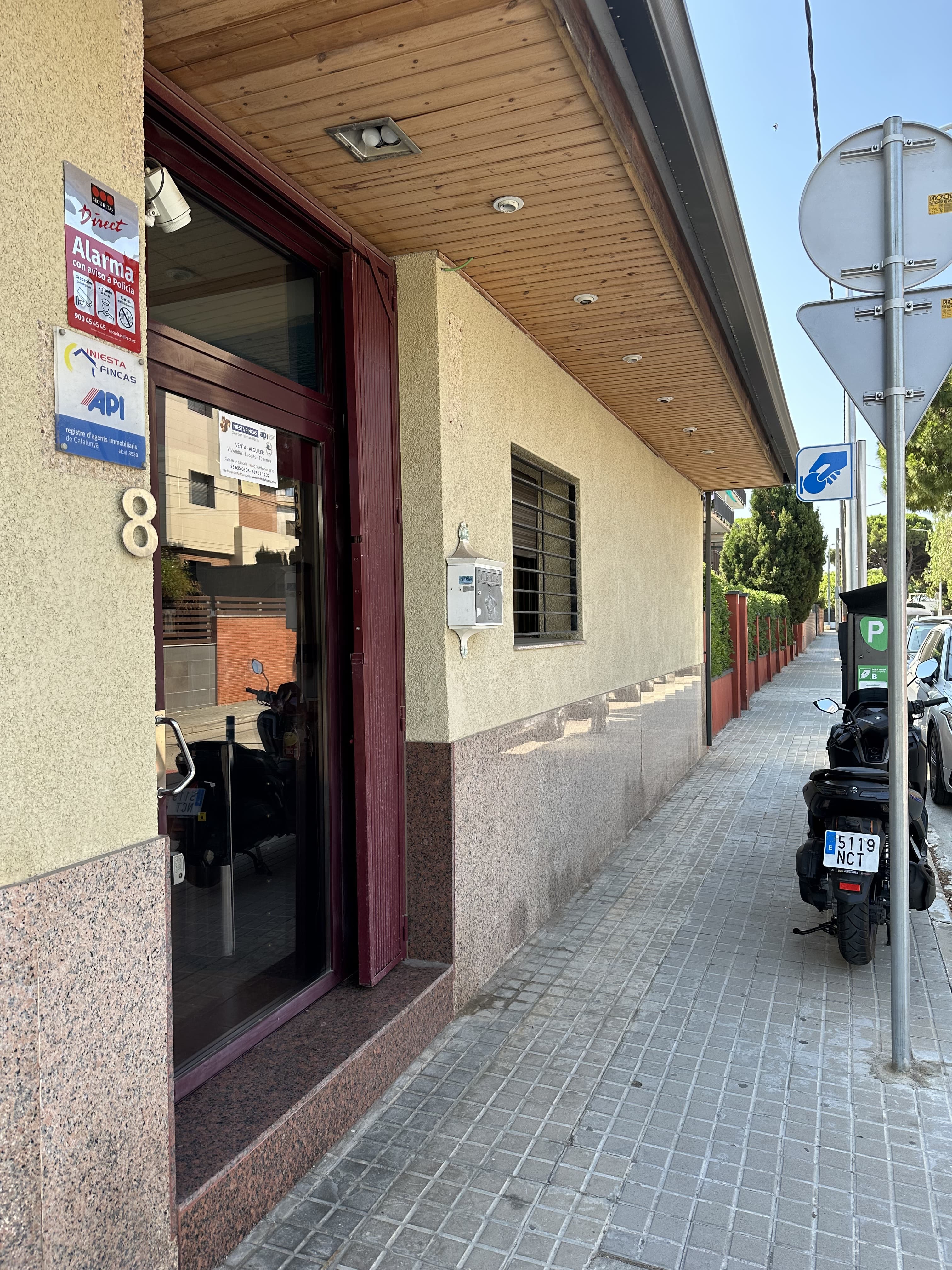 Entrada de Iniesta Fincas en Castelldefels
